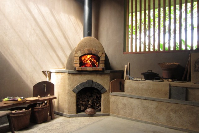 Outdoor Wood-fired Cooking - Center Stove & Fireplace